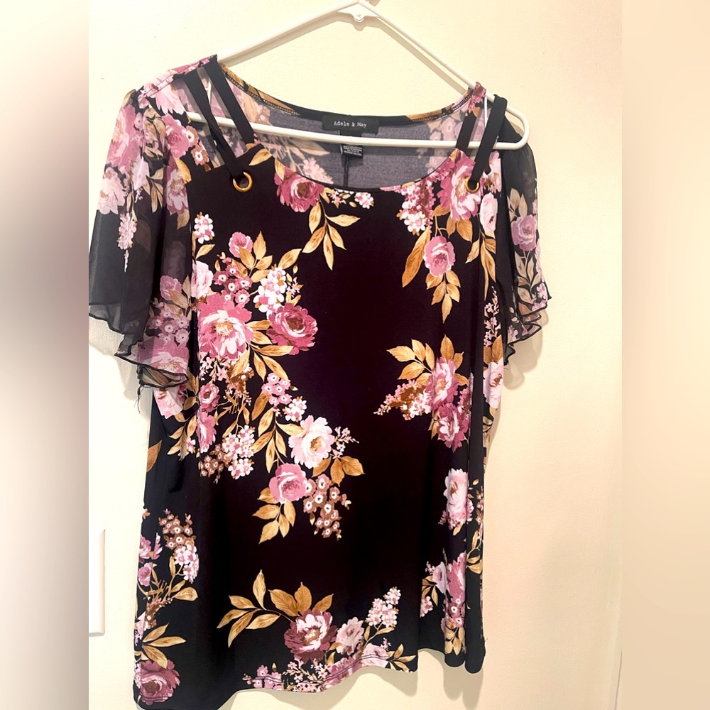 Women’s floral short sleeve blouse. Size XL